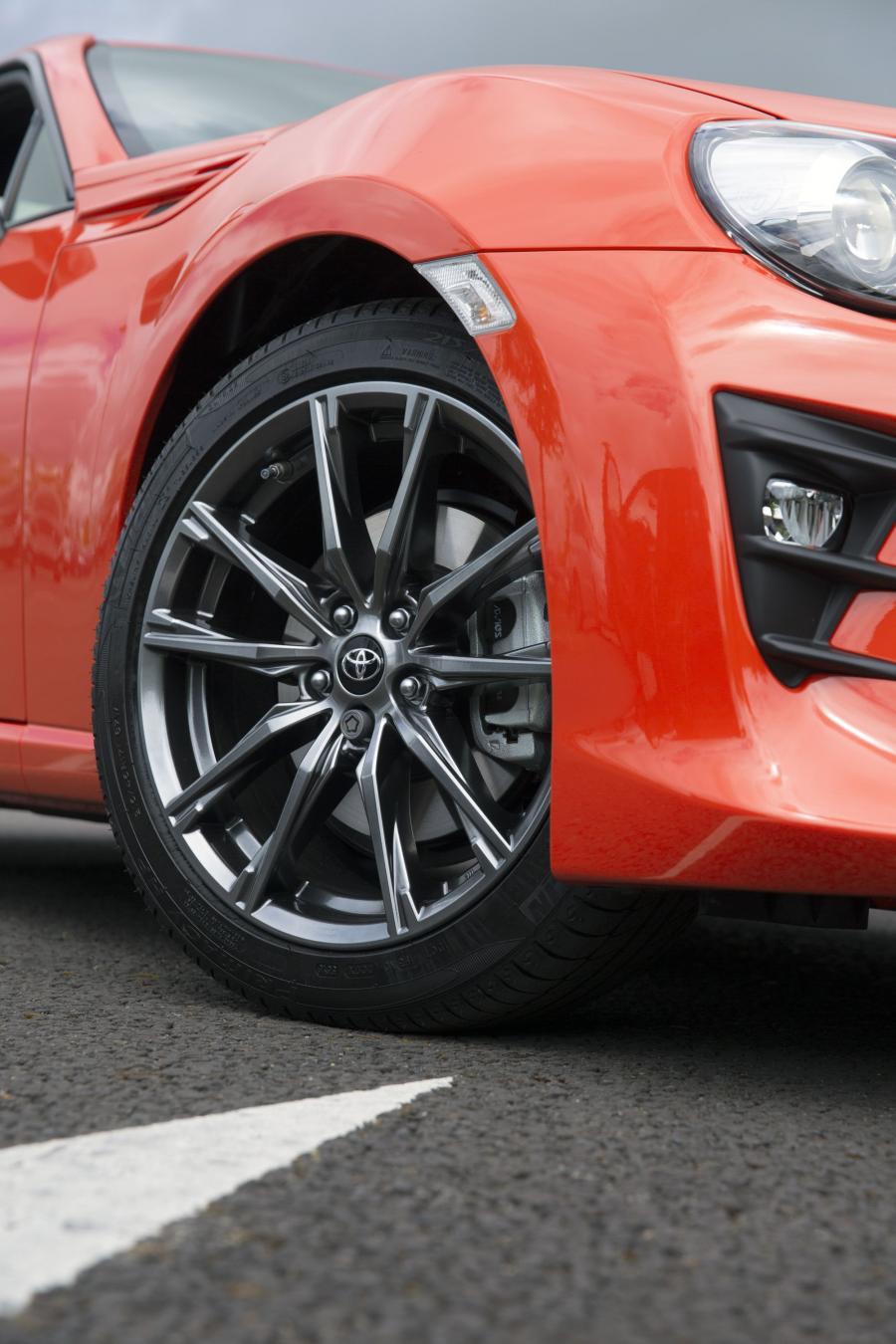Колеса Toyota GT 86 Orange Edition 2017 года  (UK) (фото 4 из 18)
